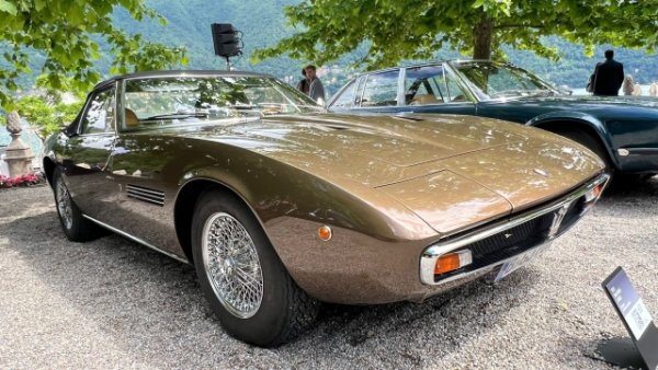 Ghibli е стилистично един от най-популярните автомобили в производството на Maserati. Той е проектиран от Джорджето Джуджаро за Ghia и е представен на автомобилното изложение в Торино през 1966 г. Това е стилистично новаторски автомобил, който все още очарова днес със своите стегнати и аеродинамични линии. Разполага с първокласна механика благодарение на V8 мотор (4 литра) и над 300 к.с. Спайдърът, който влиза в производство през 1969 г., запазва целия чар на затворената версия и може би изглежда още по-динамичен.

Екземплярът, показан във Вила д'Есте, е произведен през 1970 г. и боядисан "Brown Colorado" с кожени интериори в цвят горчица и джанти със спици Borrani. Той под номер 68 от 125 произведени Ghibli Spiders. Автомобилът в момента принадлежи на третия си собственик, който извърши цялостна реставрация, за да го върне до оригинално състояние.